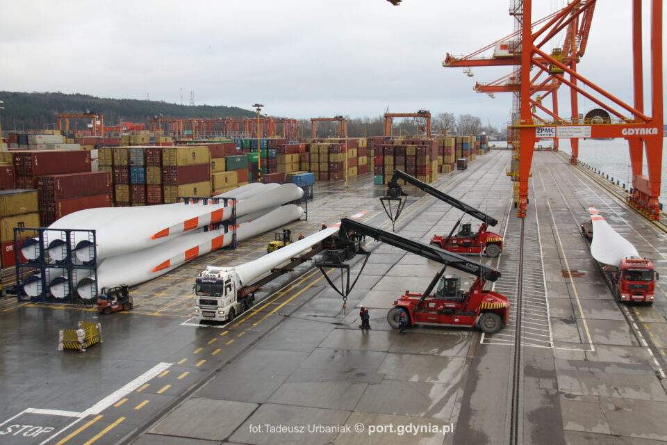Który Port Przeładowuje Najwięcej Towarów Morski Port Gdynia przyjął koreańskie tramwaje dla Warszawy. W Porcie